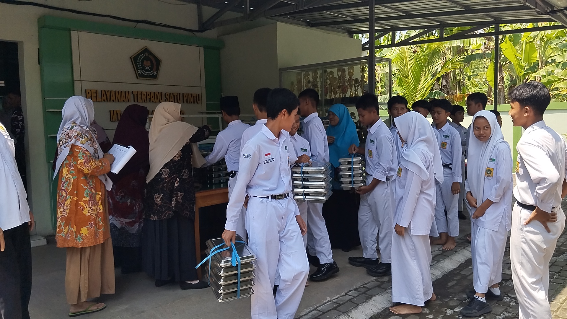 Senin Ceria: Siswa MTsN 6 Kulon Progo Nikmati Program Makan Bergizi Gratis Perdana
